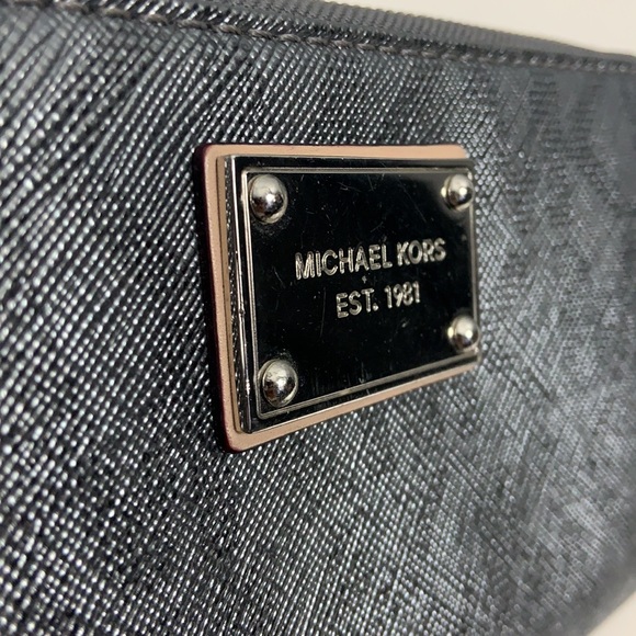 🎁 Michael Kors zip around Gray Metallic Wallet comes w gift - Picture 4 of 9